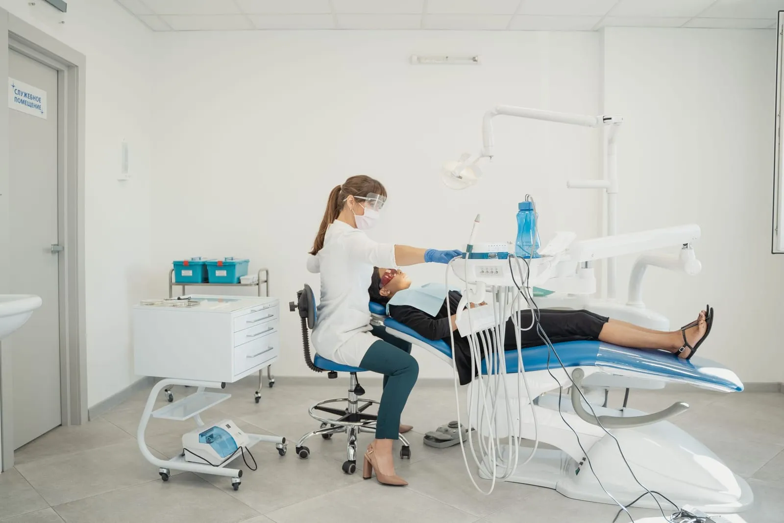 Dentista atendiendo a una paciente en un gabinete amplio y luminoso